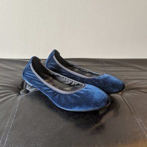 Born Dark Blue Velvet Rozalee Ballet Flat